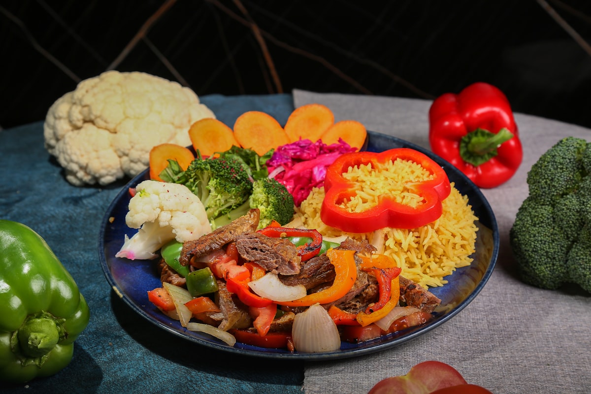 Grilled chicken breast with sweet potato and vegetables